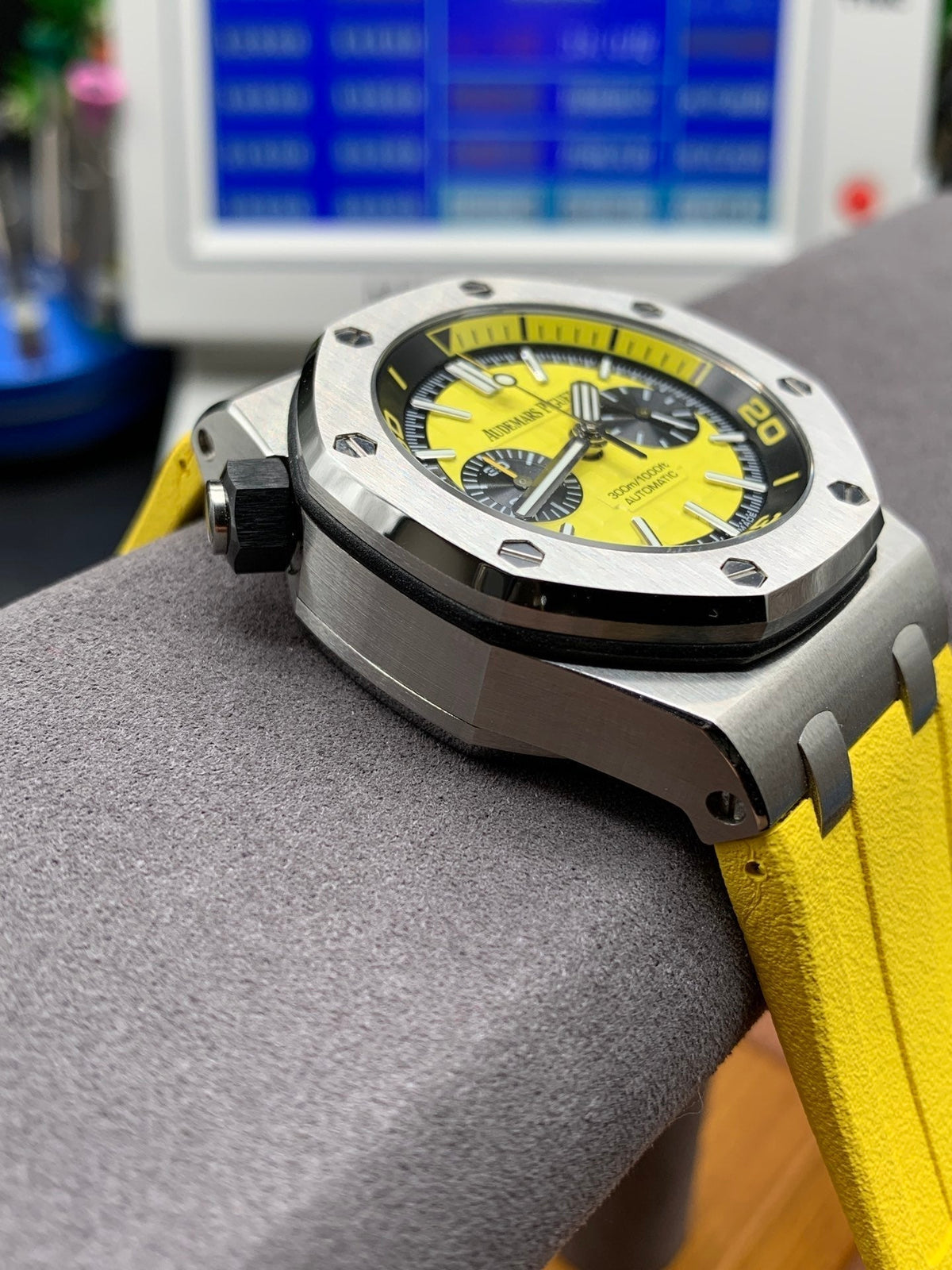 Audemars Piguet Chronograph -26703ST Yellow Black - Yellow Rubber -Automatic - 42mm