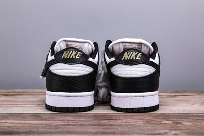 SB Dunk Low 'SUPREME' Black