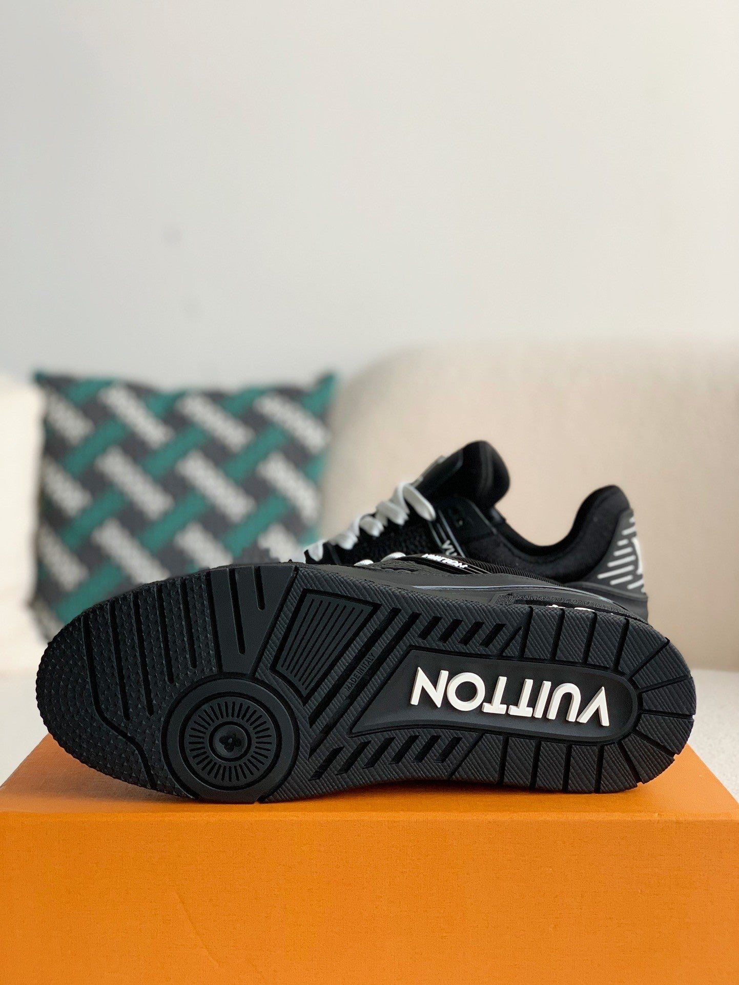 LV TRAINER Sneakers