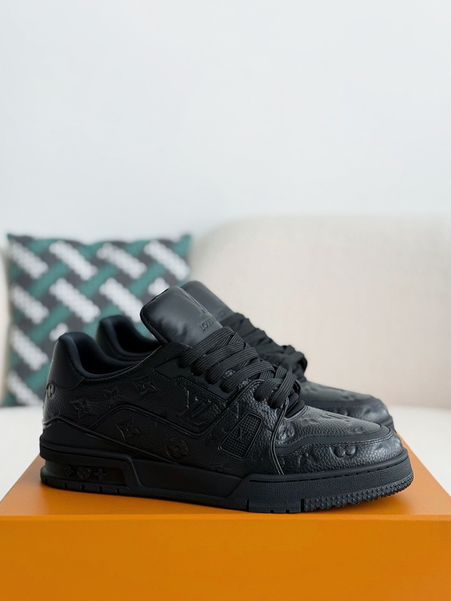 LV TRAINER Sneakers