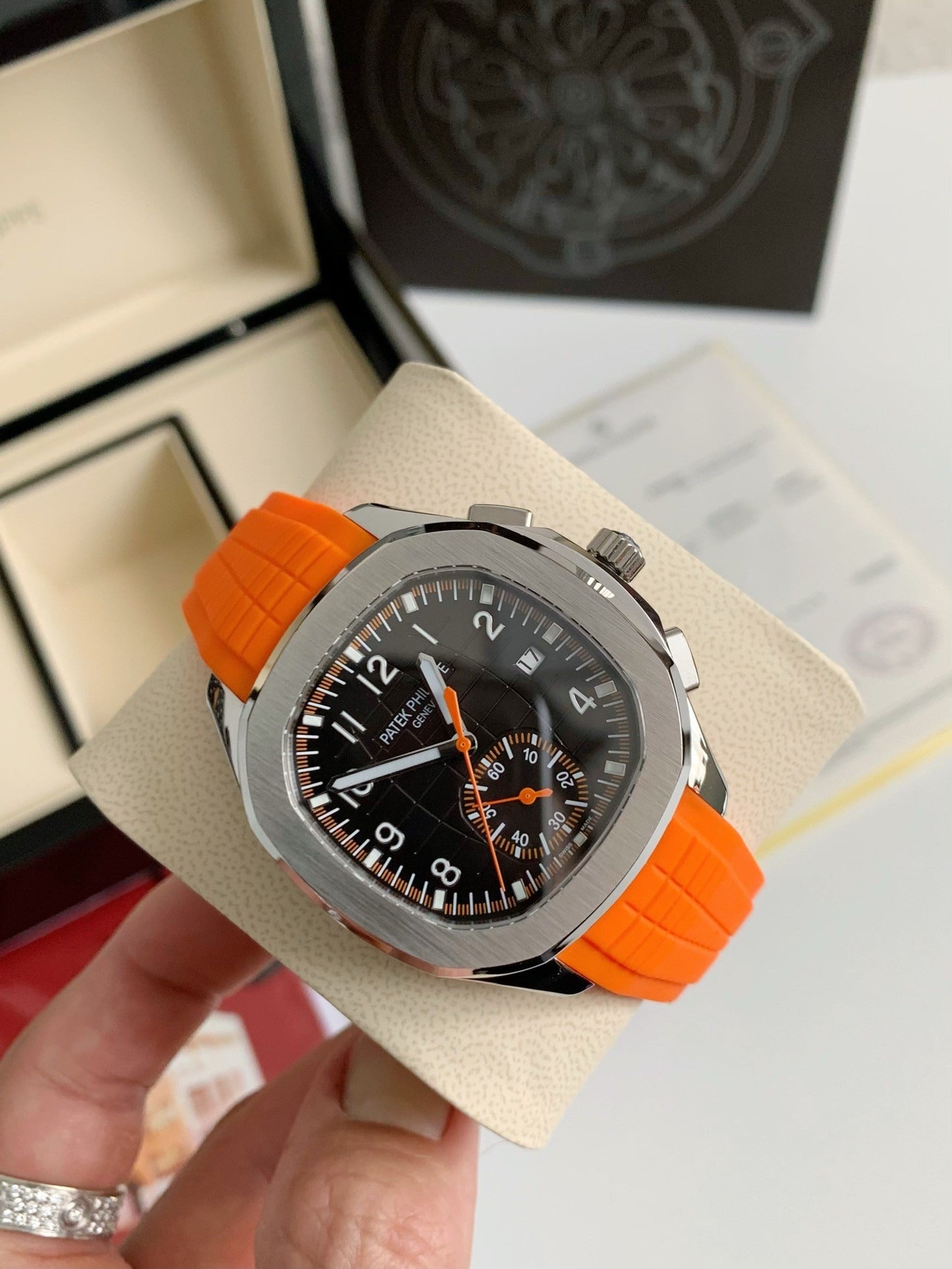 Patek Philippe AQUANAUT Series 120-meter waterproof wristwatch，42.2mm