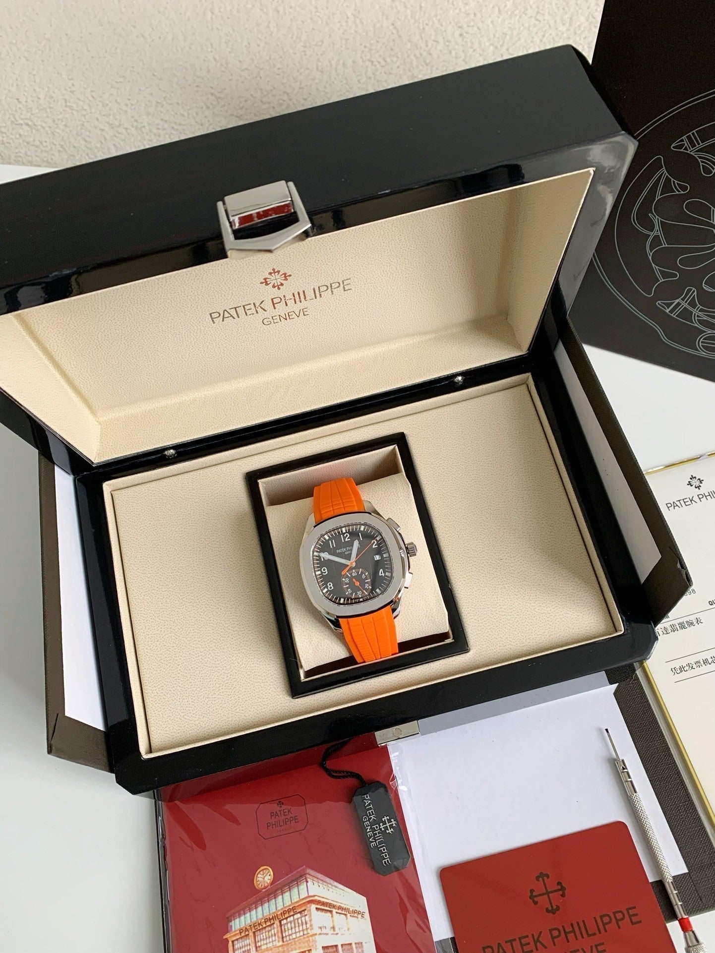 Patek Philippe AQUANAUT Series 120-meter waterproof wristwatch，42.2mm