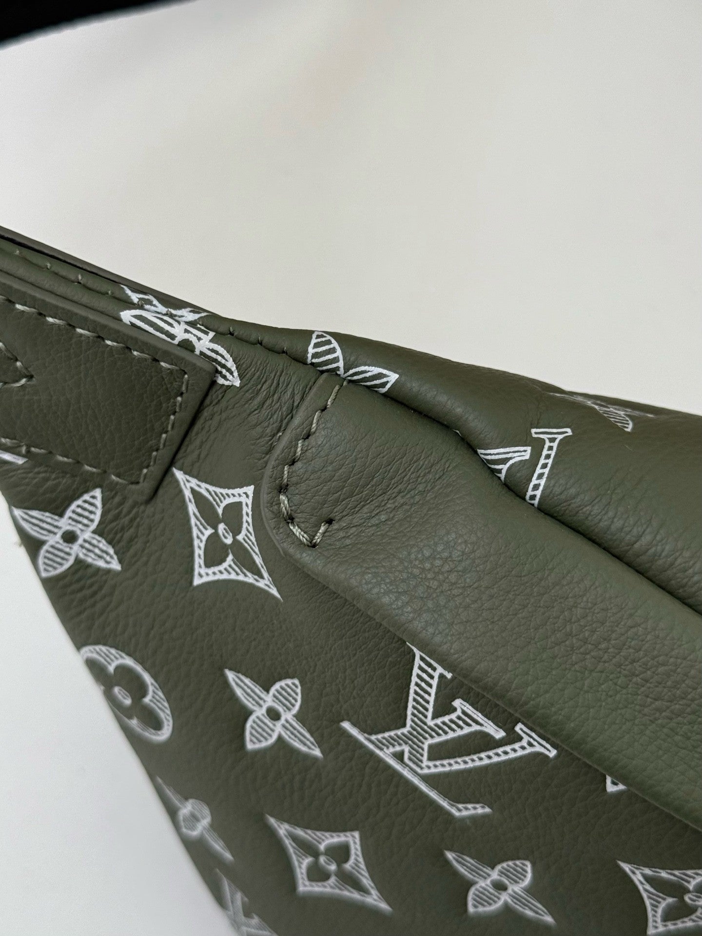 LV DISCOVERY FULL LEATHER CHEST BAG