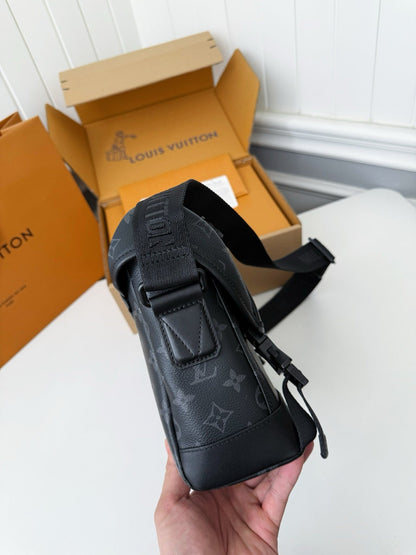 LV VOYAGER Floral Postman Bag M12
