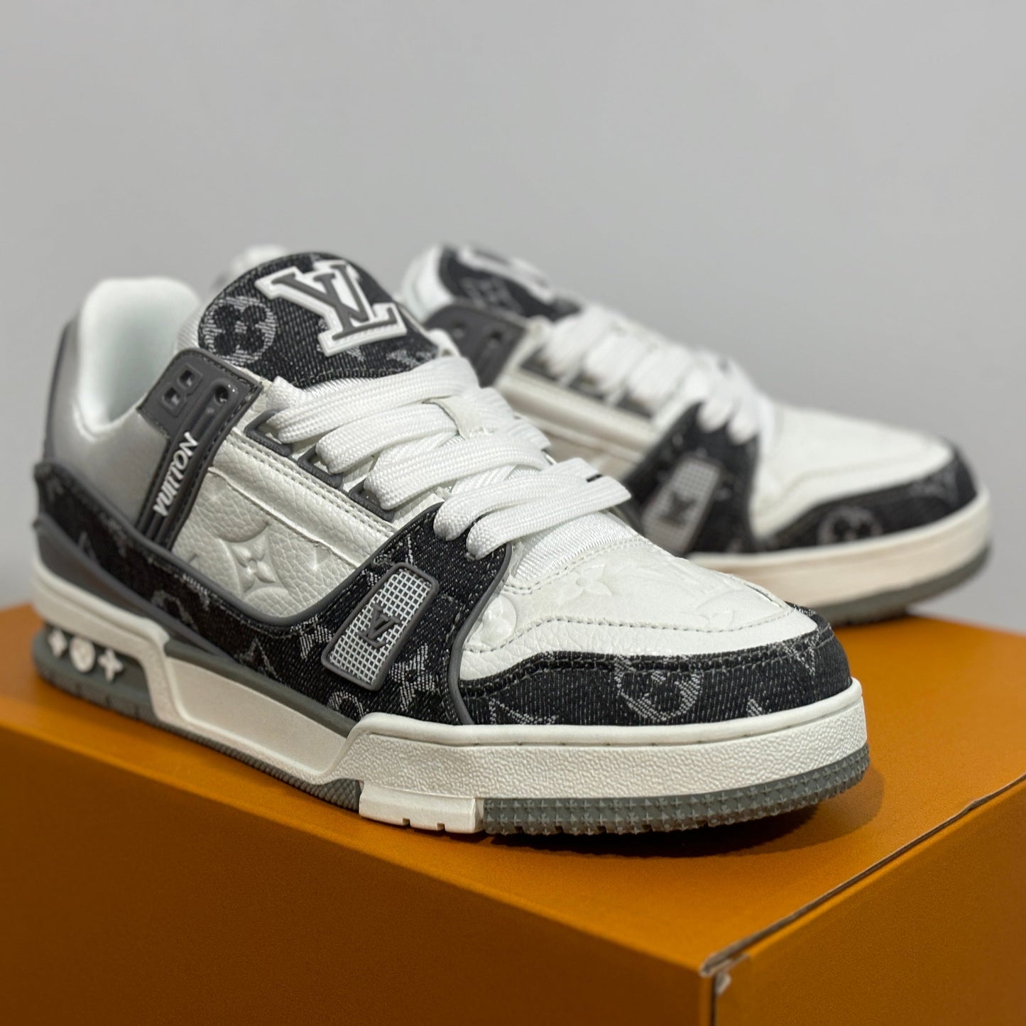 LV Trainer Sneaker Grey