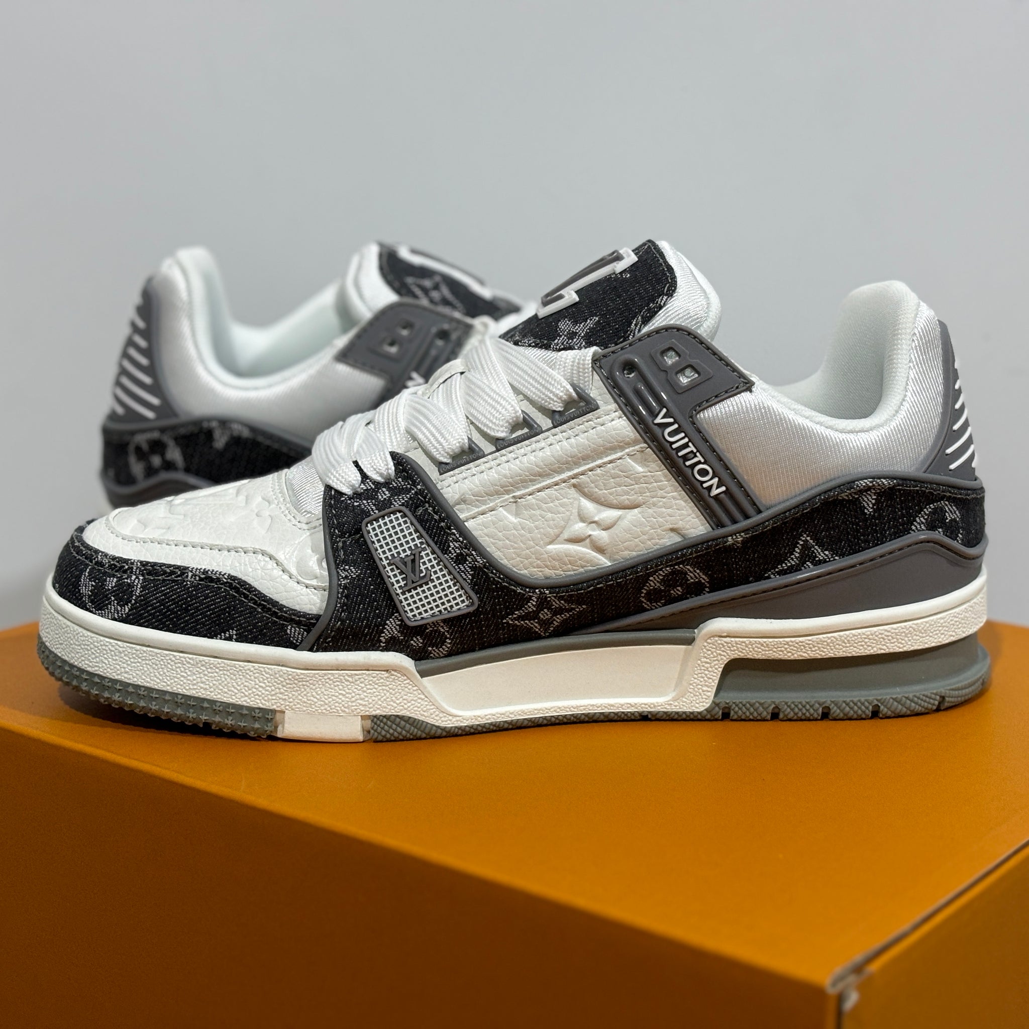 LV Trainer Sneaker Grey