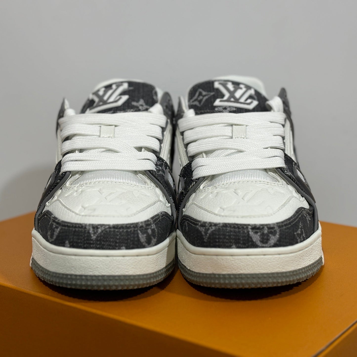 LV Trainer Sneaker Grey
