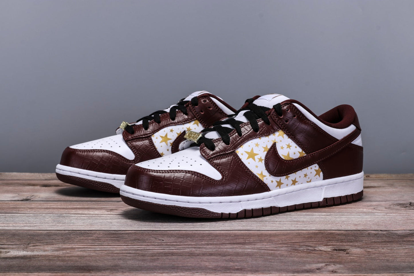 SB Dunk Low x Supreme 'Barkroot Brown'