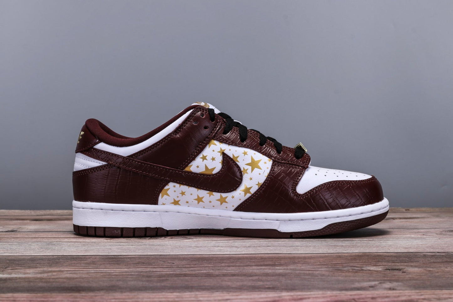 SB Dunk Low x Supreme 'Barkroot Brown'