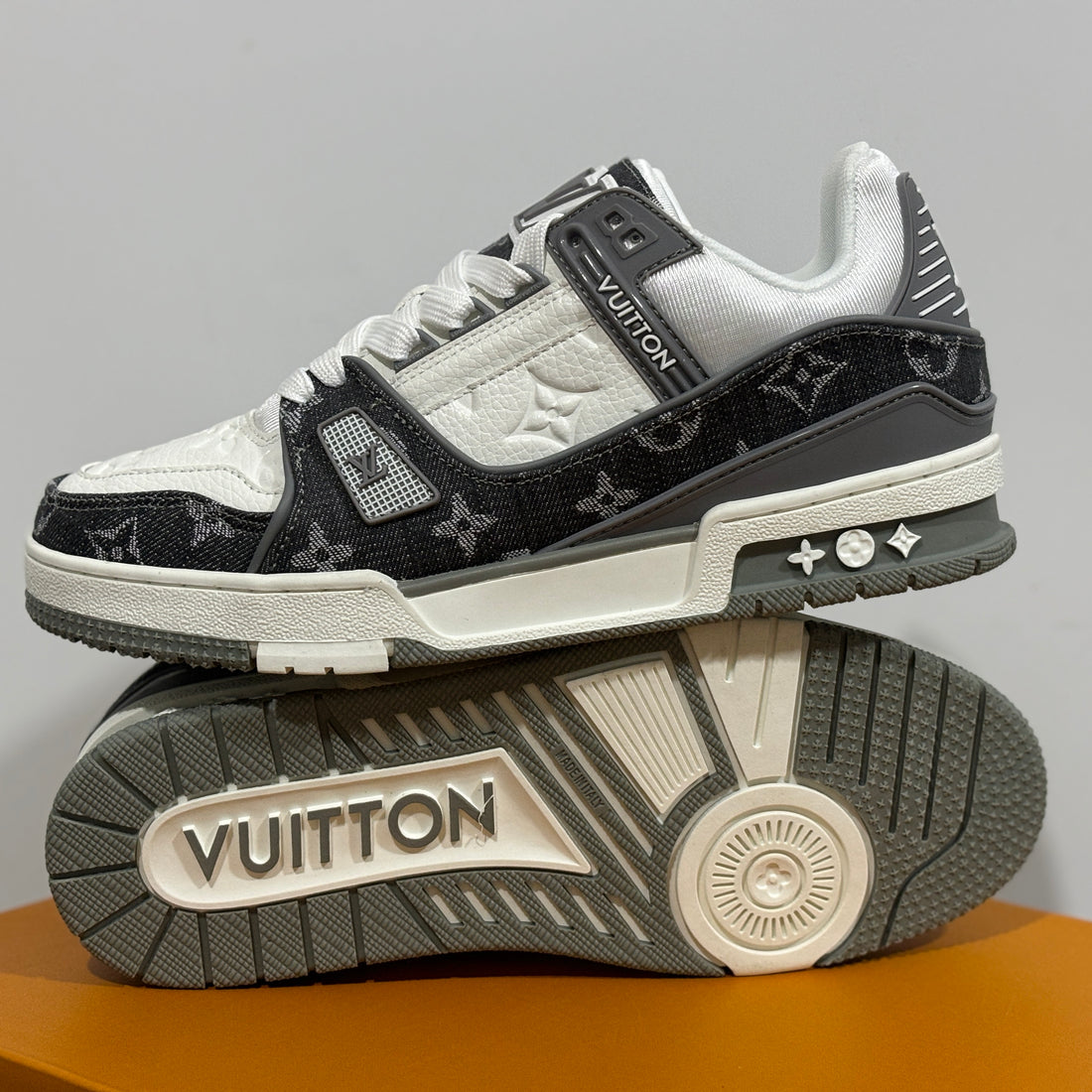 LV Trainer Sneaker Grey
